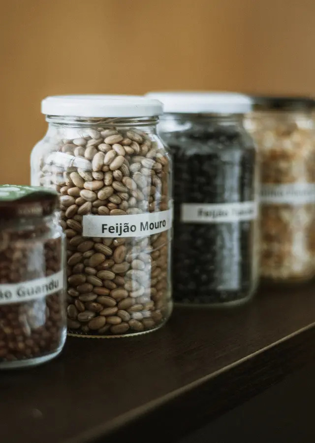 Potes com grãos e sementes